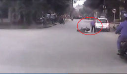 Chạy xe máy không mũ qua ngã tư, người đàn ông ngã nhào vì tông taxi